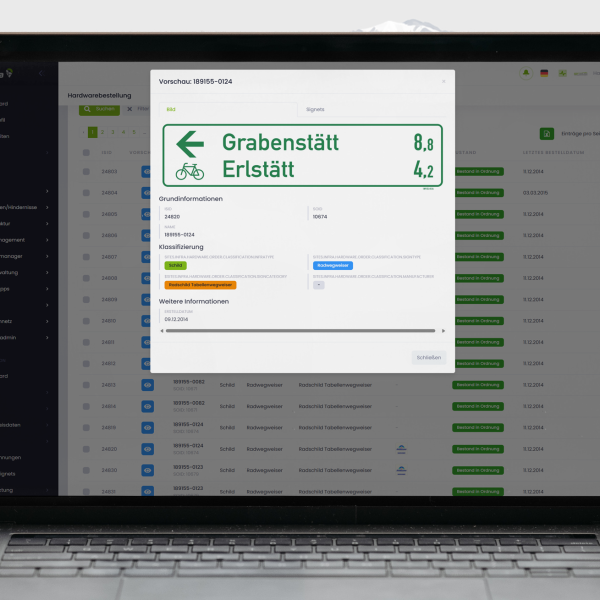 Screenshot eines Admin-Dashboards mit offenem Vorschau-Modal, das ein grünes Fahrradweg-Schild mit den Orten Grabenstätt und Erlstätt zeigt