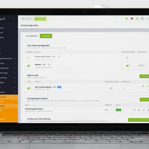 Dashboard UI on a laptop screen showing Kartenkonfiguration with a left sidebar, top action buttons, and green 'Speichern' button.Toolbars and list items indicate map layers and toggles in German.